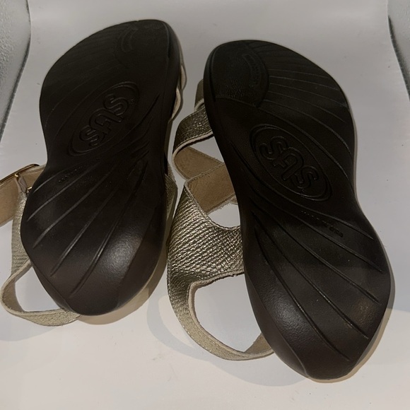 SAS Gold Sandals with Asymmetrical Straps - Picture 3 of 5